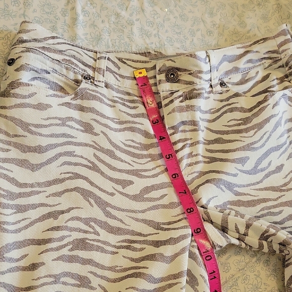 Chico's Women's Gray/white Zebra Animal Print Denim Pants Size 0 - Picture 4 of 6
